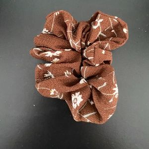 brown scrunchie w/ daisys